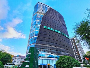 Vista frontal de la propiedad