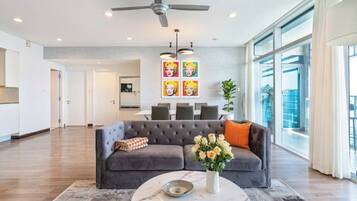 Familie suite, 3 slaapkamers, toegang tot de clublounge, uitzicht op stad | Lakens van Egyptisch katoen, luxe beddengoed, donzen dekbedden