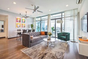 Suite familiare, 3 camere da letto, accesso al Club Lounge, vista città | Biancheria in cotone egiziano, biancheria da letto di alta qualità