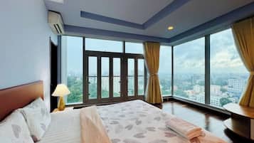 Presidentiële suite, 2 slaapkamers, toegang tot de clublounge, uitzicht op stad | Lakens van Egyptisch katoen, luxe beddengoed, donzen dekbedden