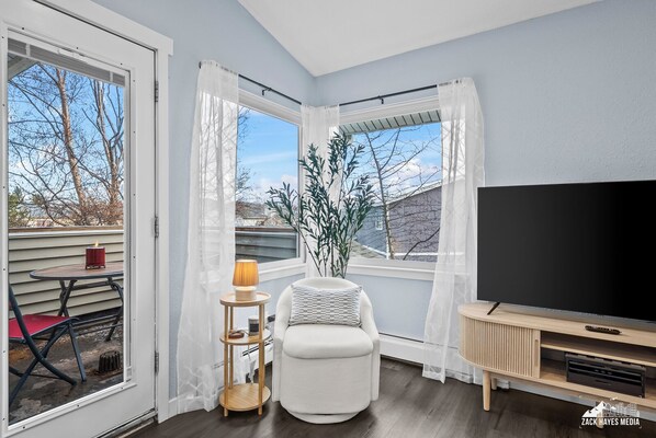 Smart TV, fireplace - Family-friendly, Mountain Views, Cozy 2-bedroom apartment in Anchorage (Anchorage)