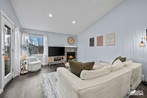 Smart TV, fireplace - Family-friendly, Mountain Views, Cozy 2-bedroom apartment in Anchorage (Anchorage)