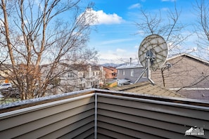 Property grounds - Family-friendly, Mountain Views, Cozy 2-bedroom apartment in Anchorage (Anchorage)