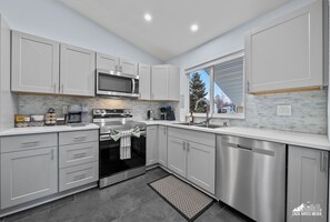 冰箱、微波炉、烤箱、炉灶