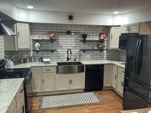 Charming/spacious one-level 5-bedroom B&B in a nice and quiet area in Dayton.