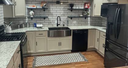 Charming/spacious one-level 5-bedroom B&B in a nice and quiet area in Dayton.