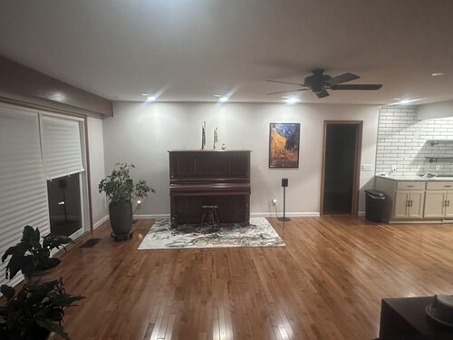 Charming/spacious one-level 5-bedroom B&B in a nice and quiet area in Dayton.