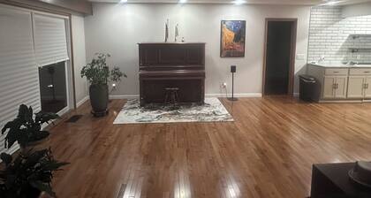 Charming/spacious one-level 5-bedroom B&B in a nice and quiet area in Dayton.