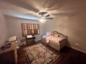 5 عدّة غرف نوم ومكواة/لوح كي وواي فاي وملاءات أسرّة