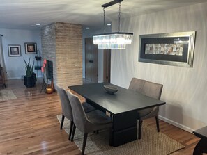 Dining - Charming/spacious one-level 5-bedroom B&B in a nice and quiet area in Dayton. (Dayton)