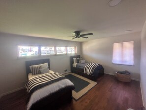 5 bedrooms, iron/ironing board, WiFi, bed sheets - Charming/spacious one-level 5-bedroom B&B in a nice and quiet area in Dayton. (Dayton)