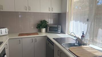 Microondas, horno, placa de cocina, lavavajillas