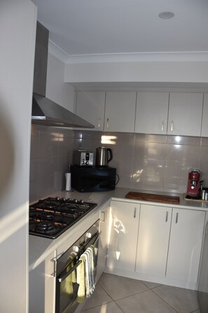 Mikrobølgeovn, ovn, kogeplade, opvaskemaskine