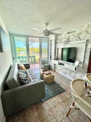 Living area - Beachfront 2-Bedroom Apartment with Resort-Style Amenities in Luquillo (Luquillo)