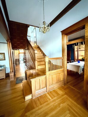 المنشأة من الداخل