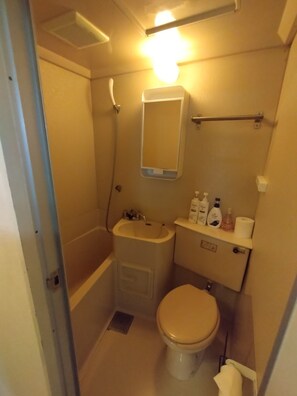 Hair dryer, towels, soap, toilet paper - A hole in the ground downtown! 311 Fully equipped kitchen & rooms for long term stays (Yonbanchō,kyoto,Kamiogyo)