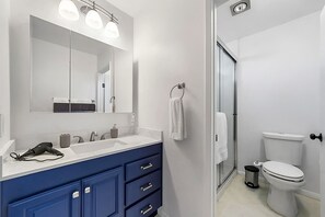 تجهيزات دش، مجففات شعر، مناشف، صابون