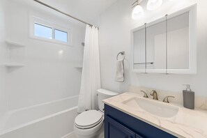 Douche, sèche-cheveux, serviettes fournies, savon