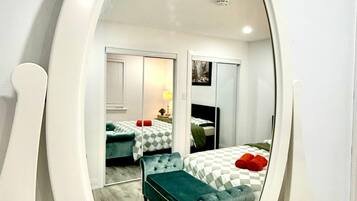 3 bedrooms, iron/ironing board, WiFi, bed sheets