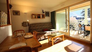 Living area - Luchon Near THE Thermal Baths Apartment FOR 2 People - South-facing Balcony - Parking - LL (Bagneres-de-Luchon)