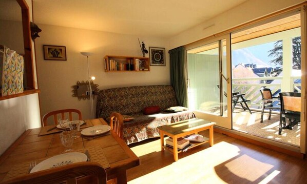 Living area - Luchon Near THE Thermal Baths Apartment FOR 2 People - South-facing Balcony - Parking - LL (Bagneres-de-Luchon)