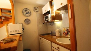 Private kitchen - Luchon Near THE Thermal Baths Apartment FOR 2 People - South-facing Balcony - Parking - LL (Bagneres-de-Luchon)
