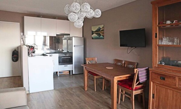 Fridge, microwave, dishwasher, cookware/dishes/utensils - Apartment in Alps With Slope Access (Les Orres)