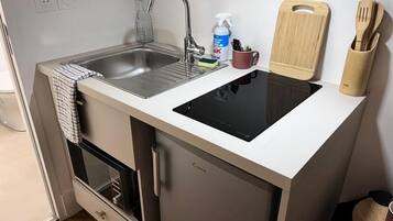 Fridge, microwave, electric kettle, cookware/dishes/utensils