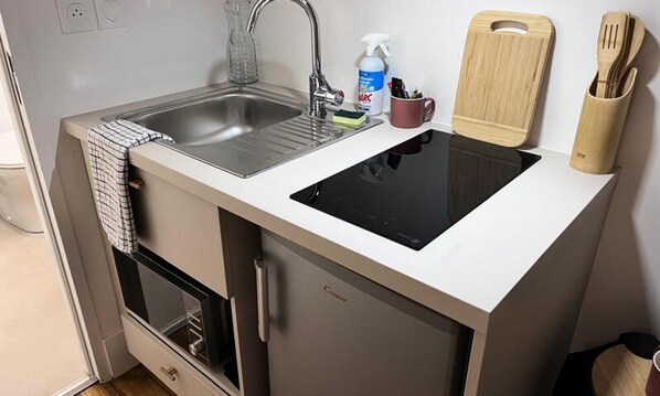 Tủ lạnh, lò vi sóng, ấm điện, dụng cụ nấu nướng/bát dĩa/dao nĩa 