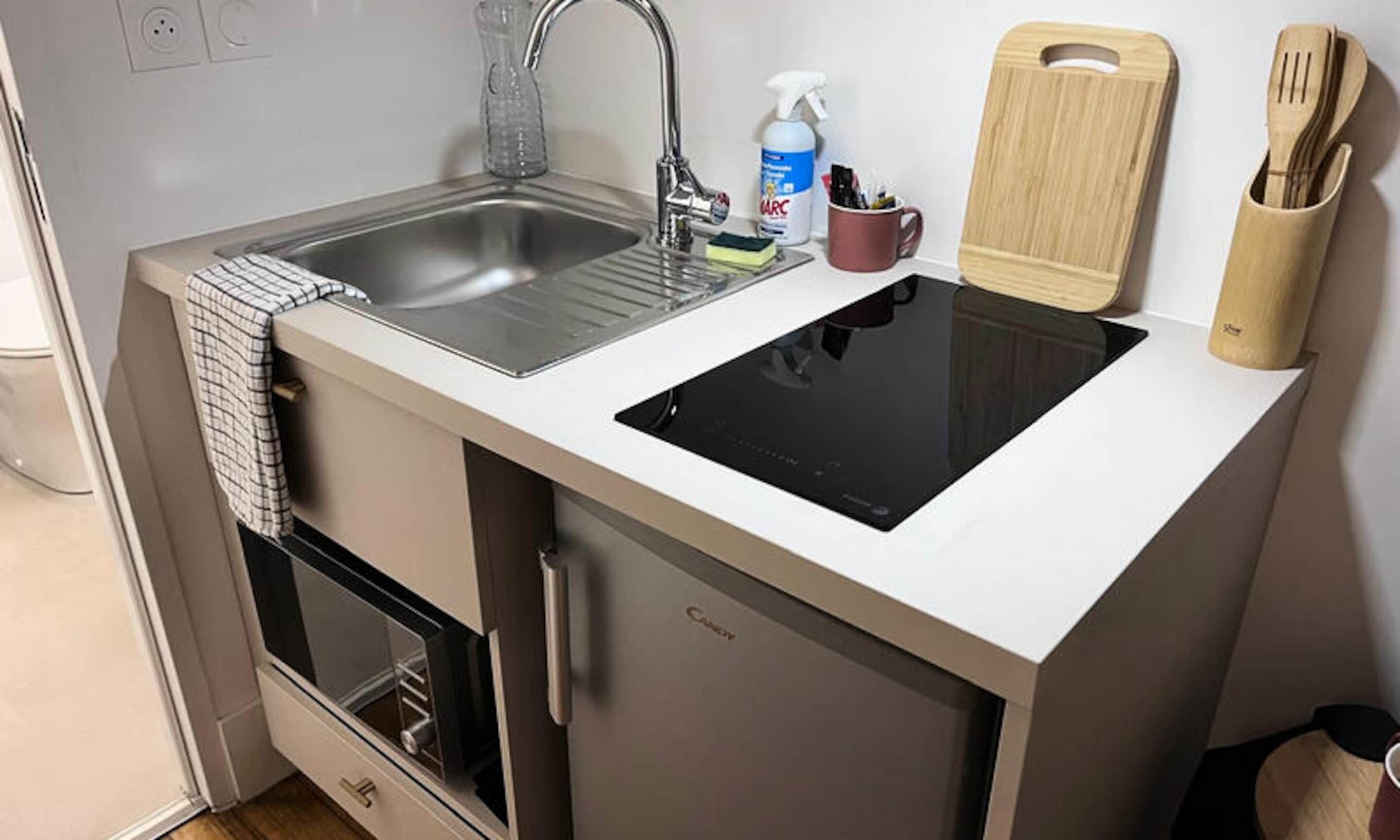 Peti sejuk, ketuhar gelombang mikro, cerek elektrik 