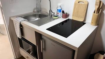 Lemari es, microwave, ketel listrik, dan peralatan masak/sendok-piring