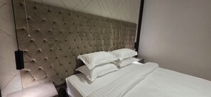 Mörkläggningsgardiner, strykjärn/strykbräda, gratis wi-fi och sängkläder