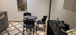 客室内のダイニングエリア