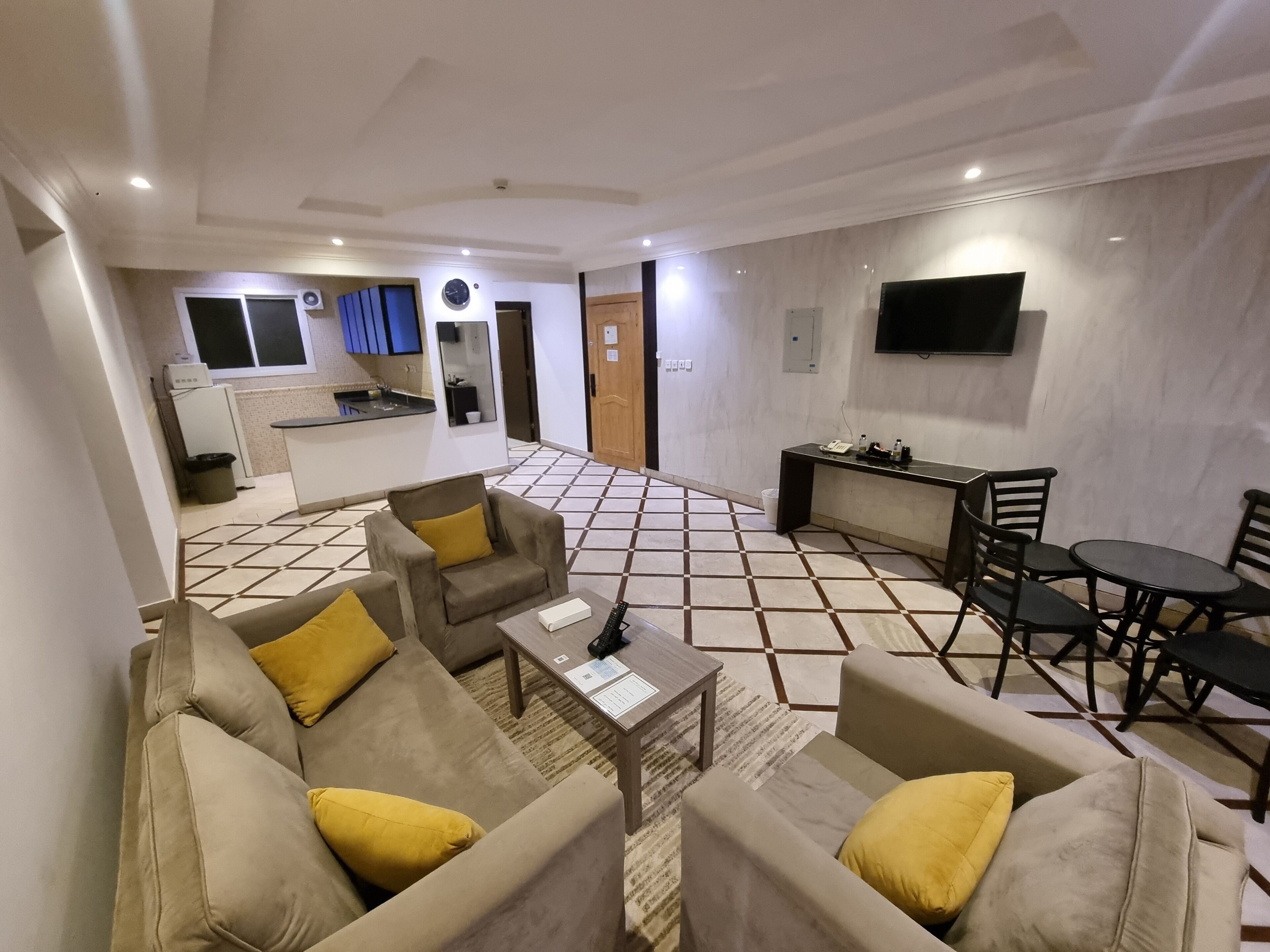 Familie-dobbeltværelse - 2 soveværelser | Opholdsområde | 40-tommers LCD-tv med satellitkanaler