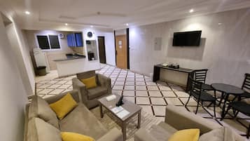 Habitación familiar doble, 2 habitaciones | Zona de estar | Televisión LCD de 40 pulgadas con canales por satélite