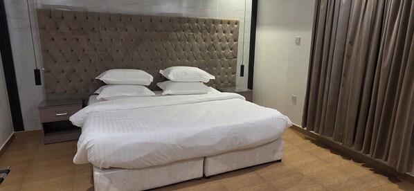 遮光カーテン、アイロン / アイロン台、WiFi (無料)