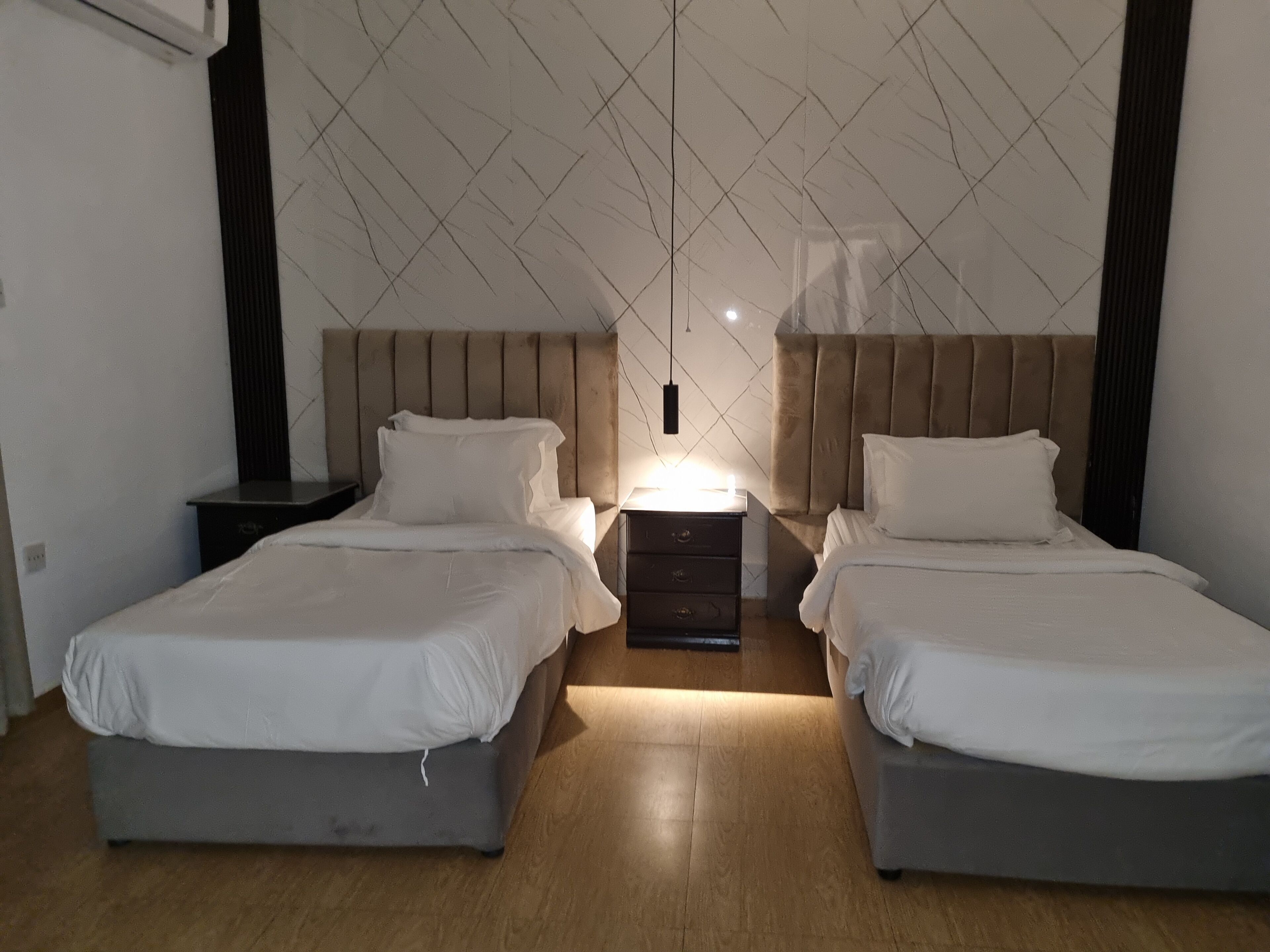 Familie-dobbeltværelse - 2 soveværelser | Allergivenligt sengetøj, senge med madrasser af memory foam