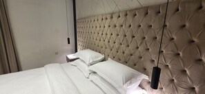 Hypo-allergenic bedding, memory foam beds, in-room safe - Afaq suite Al-massif - افاق سويت المصيف (Riyadh)