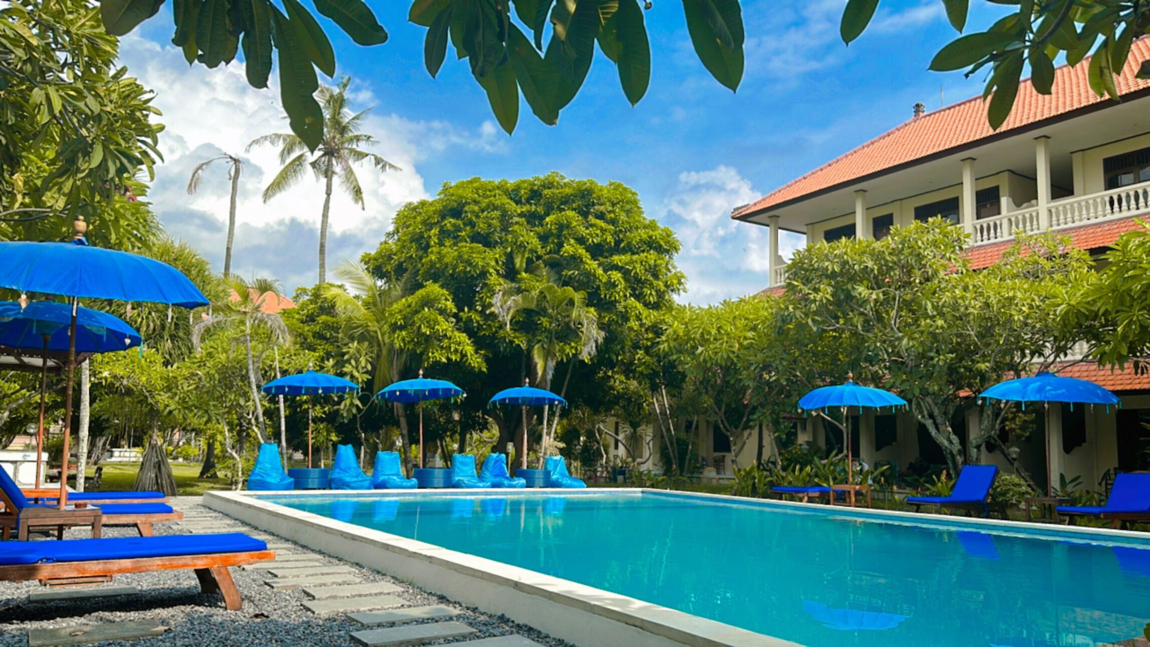 Outdoor pool, pool umbrellas, sun loungers