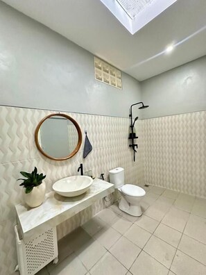 Quarto família, 3 quartos, vista para o jardim | Banheiro | Chuveiro, toalhas de banho, sabonete, shampoo