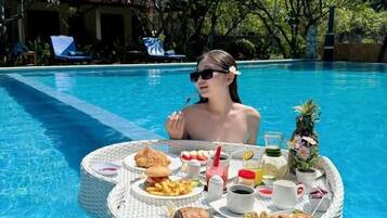 Kolam renang outdoor, dengan payung kolam renang dan kursi berjemur