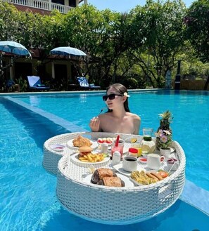 Outdoor pool, pool umbrellas, sun loungers