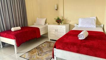 Kamar Twin Standar, balkon, pemandangan kolam renang | Meja kerja dan Wi-Fi gratis