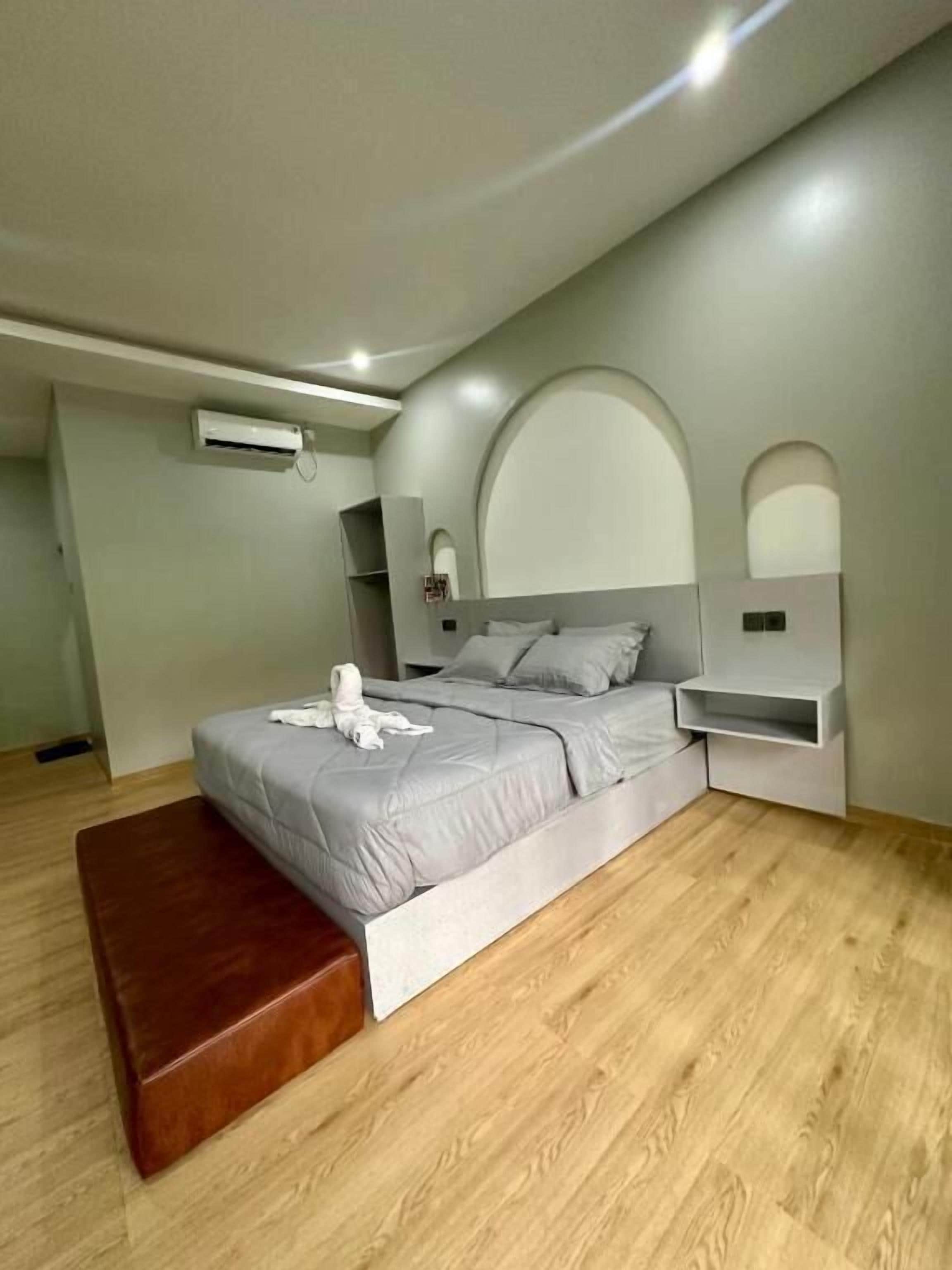 Family Room, 3 Bedrooms, Garden View | Desk, free WiFi