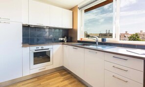 Fridge, microwave, oven, dishwasher - Apartment in Antibes Near Provencal Market (Antibes)