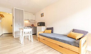 Interior - Upstairs Studio With Unobstructed Mountain Views (Aussois)
