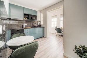 Klassiek appartement, uitzicht op de stad | Privékeuken | Een koelkast, een microgolfoven, een oven, een kookplaat