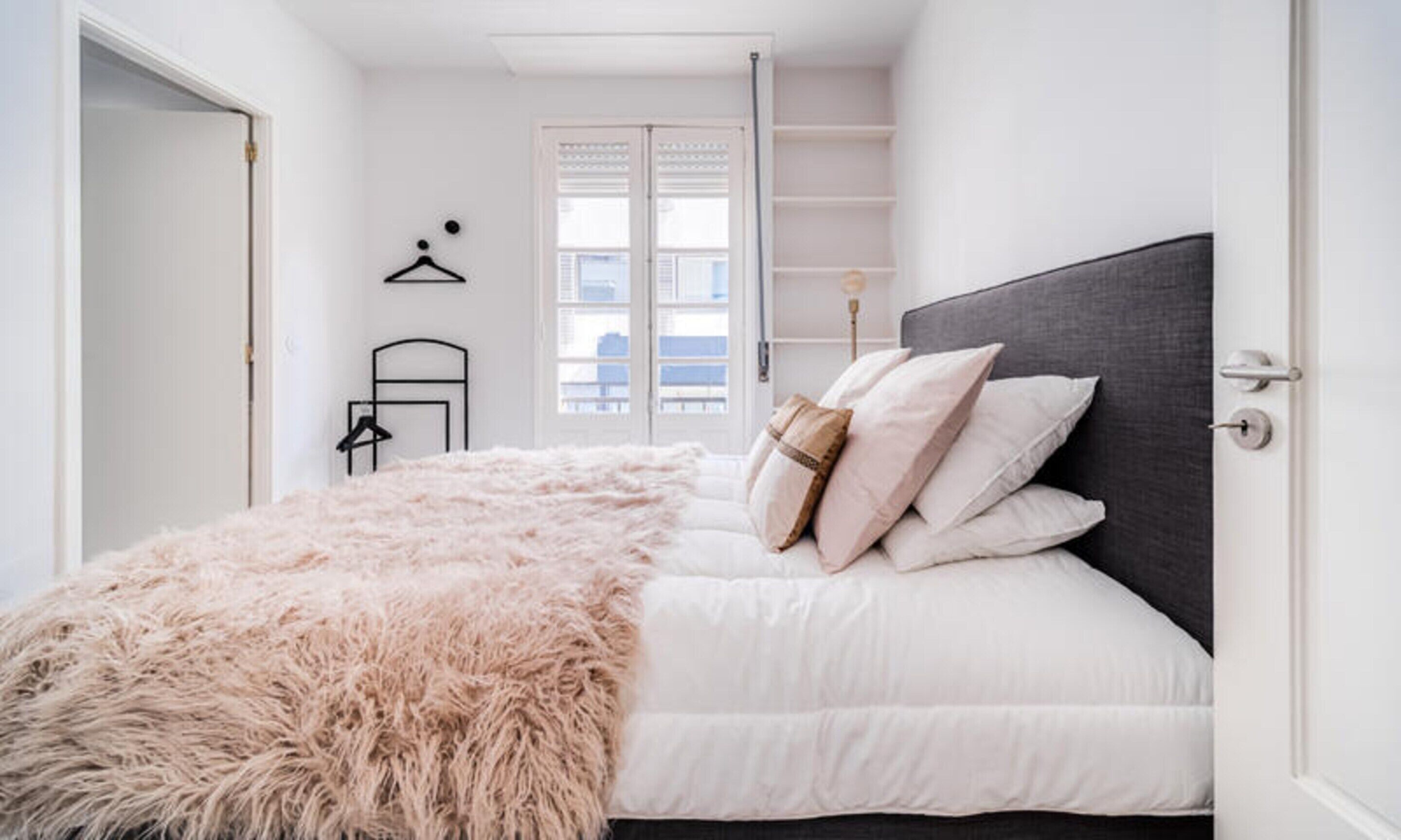 Iron/ironing board, bed sheets