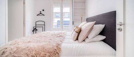 Iron/ironing board, bed sheets