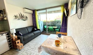 Living area - Holiday Home Near Grau du Roi Beach (Le Grau-Du-Roi)